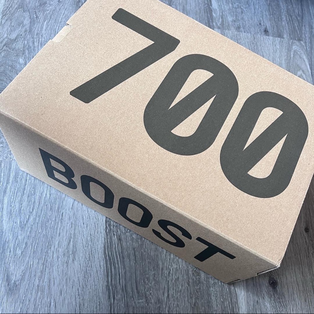 🏷 Yeezy 700 Boost 🤍